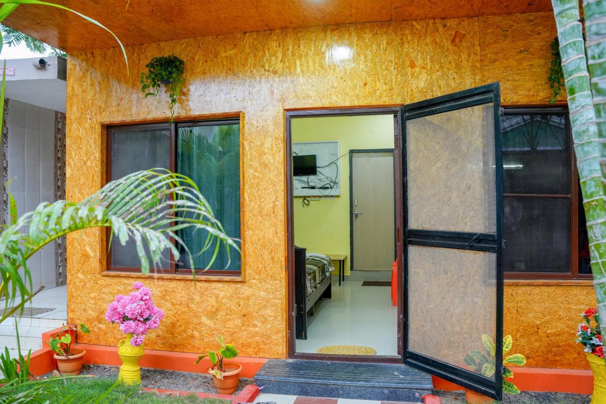 Lotus Pond Resort & Spa Bāpatla Buitenkant foto